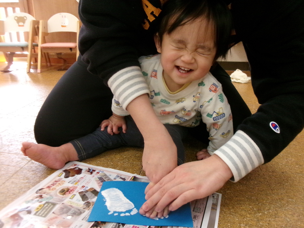 ペンギン製作の足型をとっている様子2