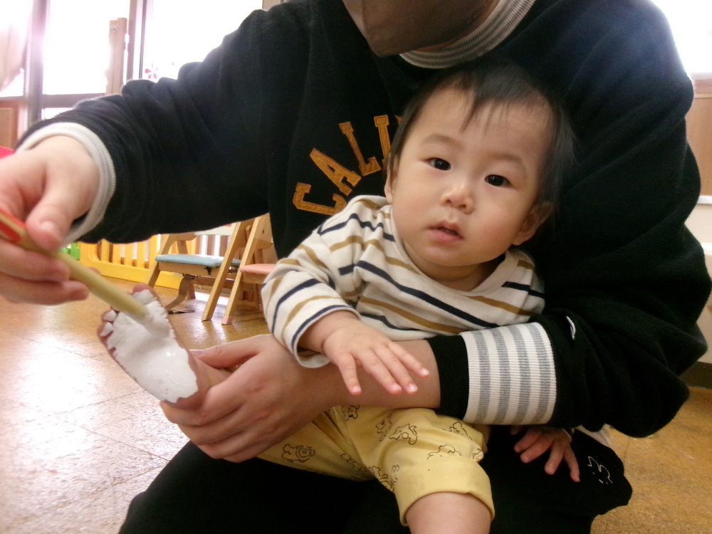 ペンギン製作の足型をとっている様子3