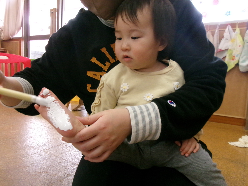 ペンギン製作の足型をとっている様子4