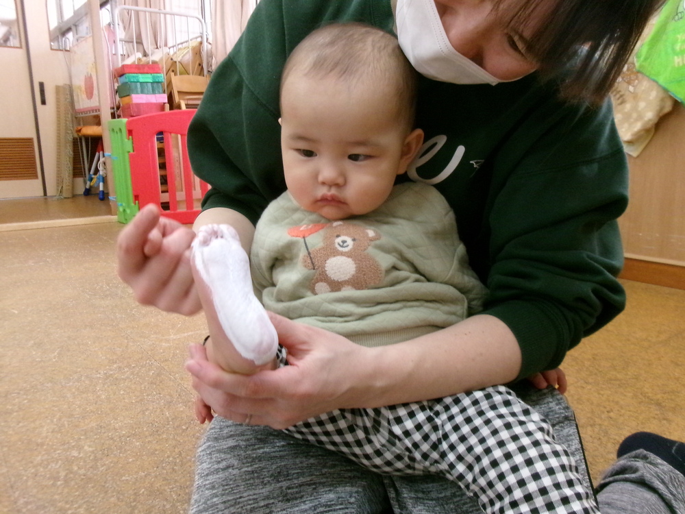 ペンギン製作の足型をとっている様子5