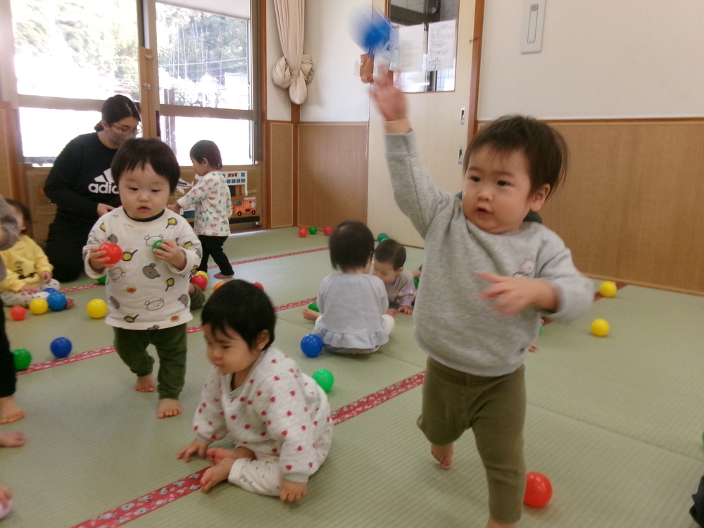 ボールを投げている