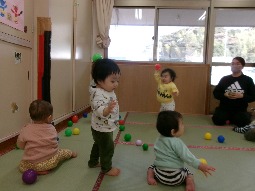 ボールを投げている