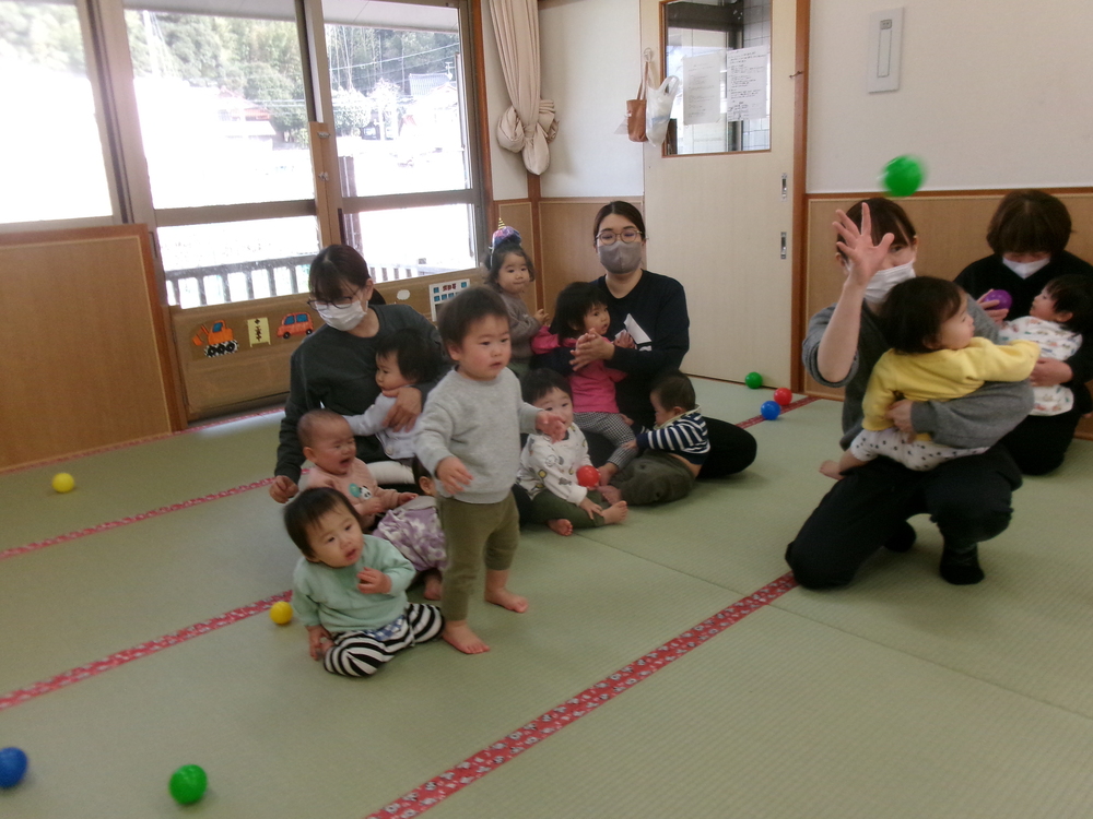 ホールを投げている