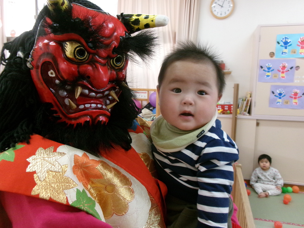 赤鬼に抱っこされている