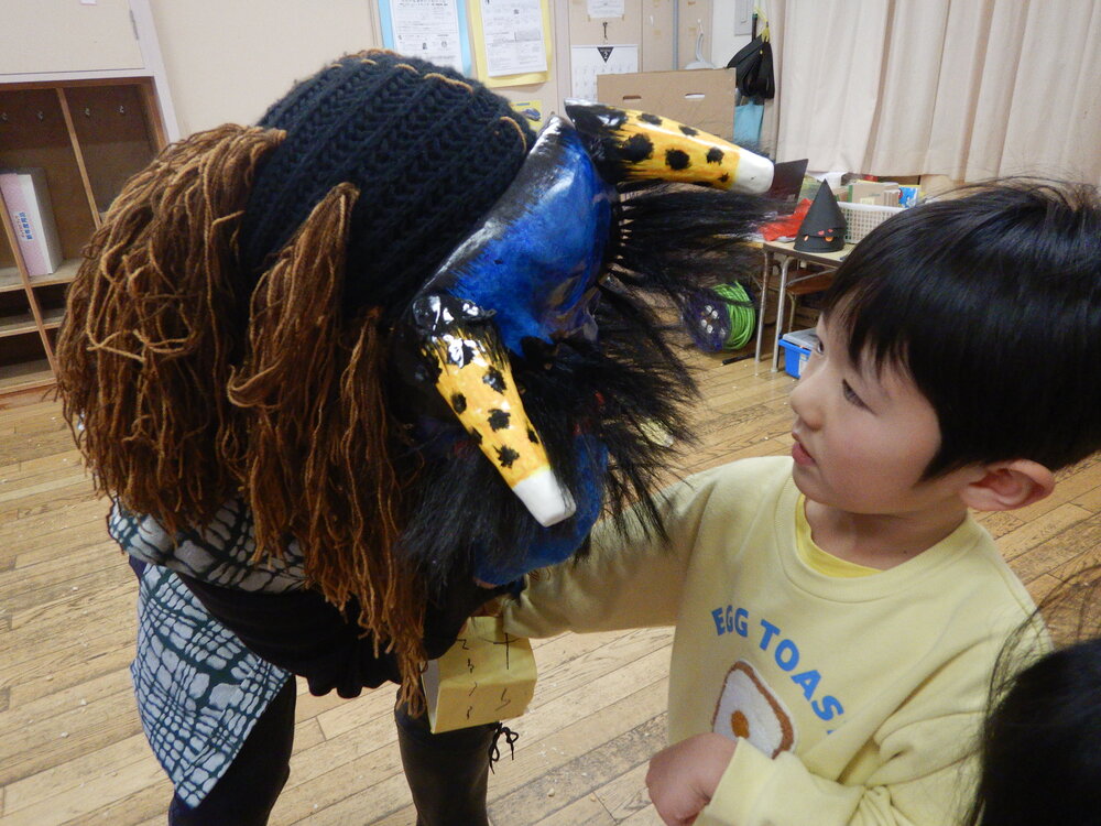 鬼とハイタッチをする様子１