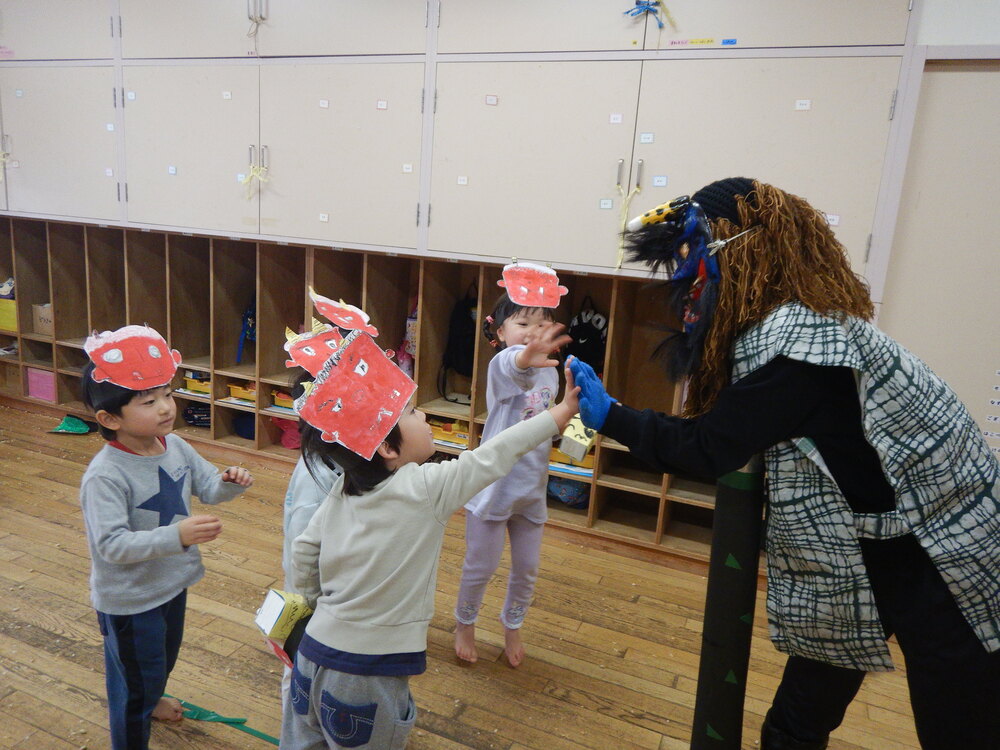 鬼とハイタッチをするようす２