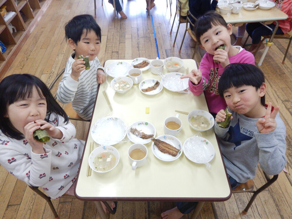 恵方巻を食べている様子１