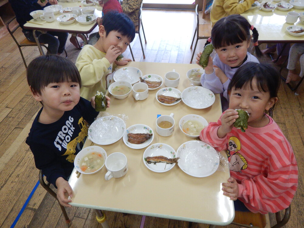 恵方巻をしている様子２