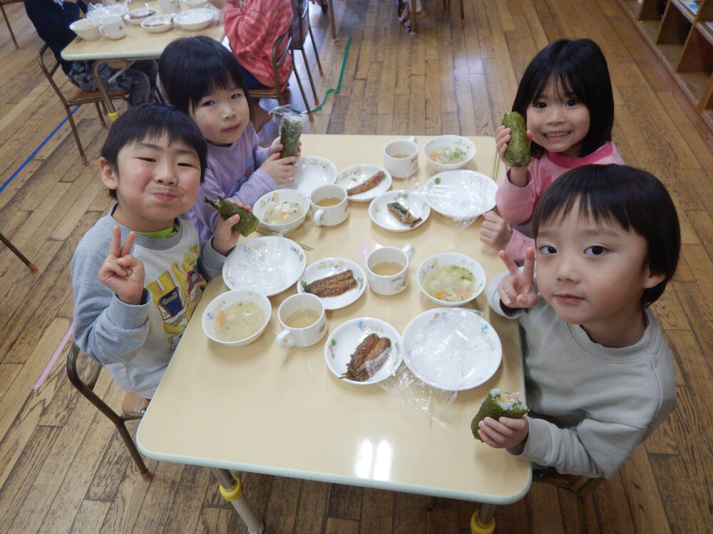 恵方巻を食べている様子３