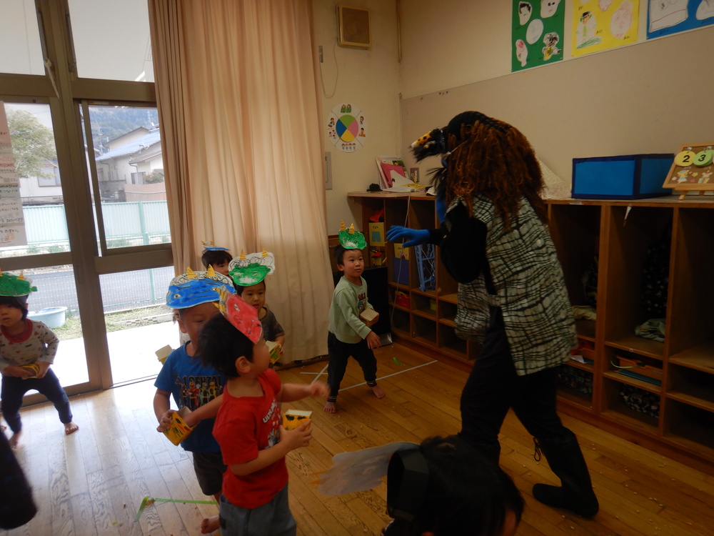 鬼退治をする子ども (4)