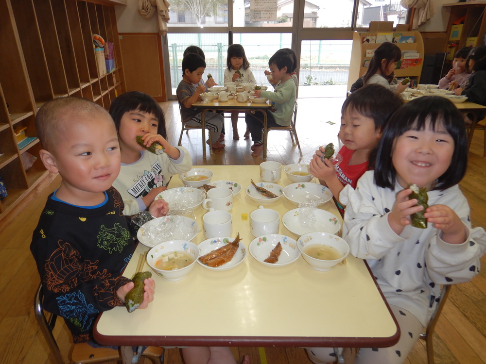 恵方巻クッキングをする子ども (1)