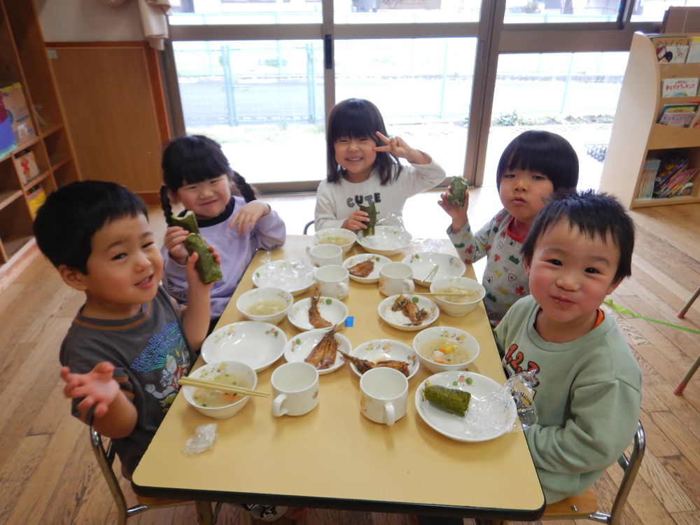 恵方巻クッキングをする子ども (3)