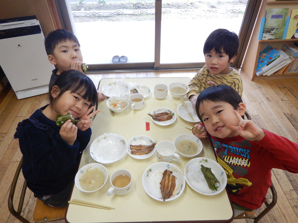 恵方巻を食べている様子４