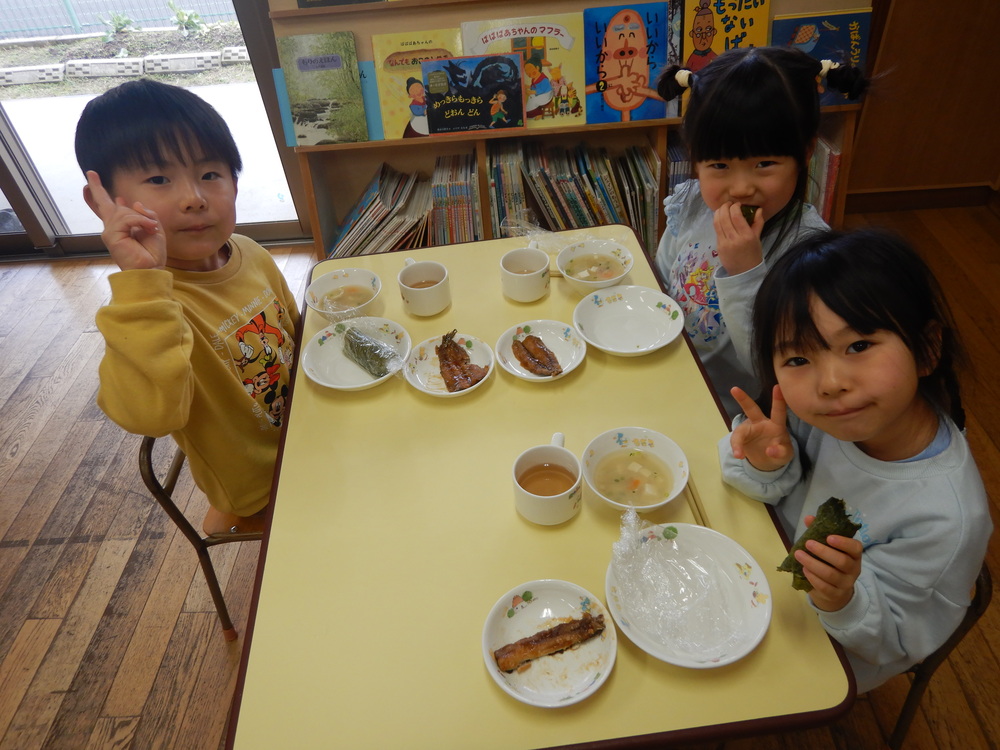 恵方巻を食べている様子５