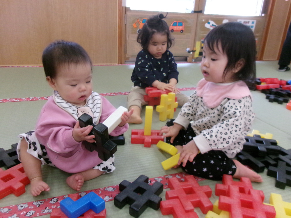 井形ブロックで遊んでいる様子 (1)