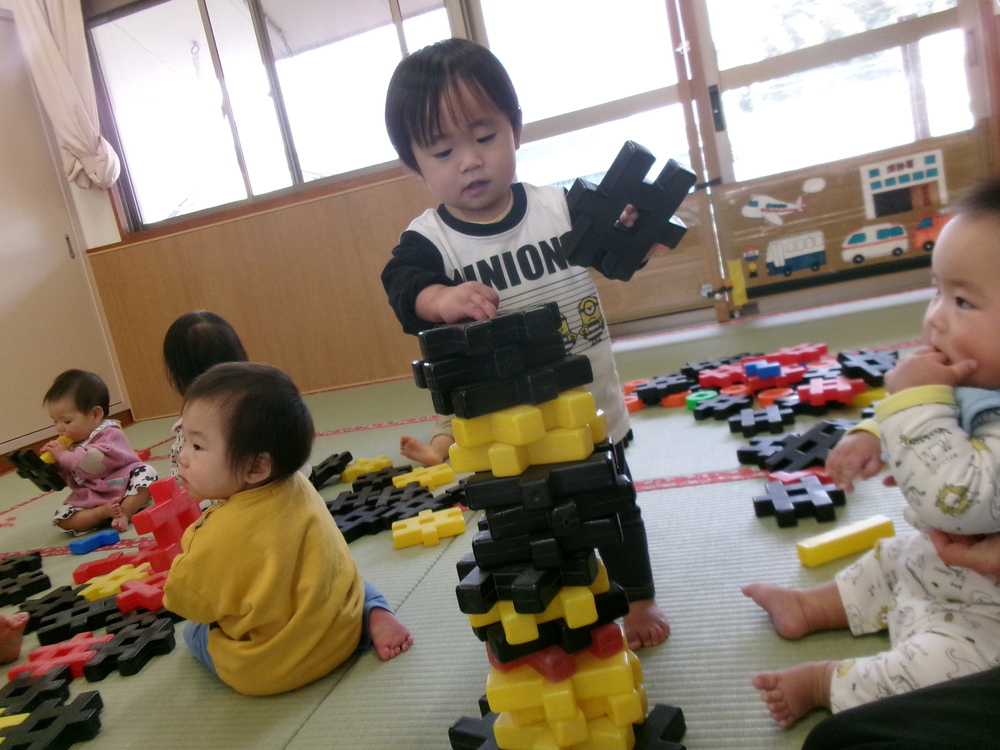 井形ブロックで遊んでいる様子 (3)