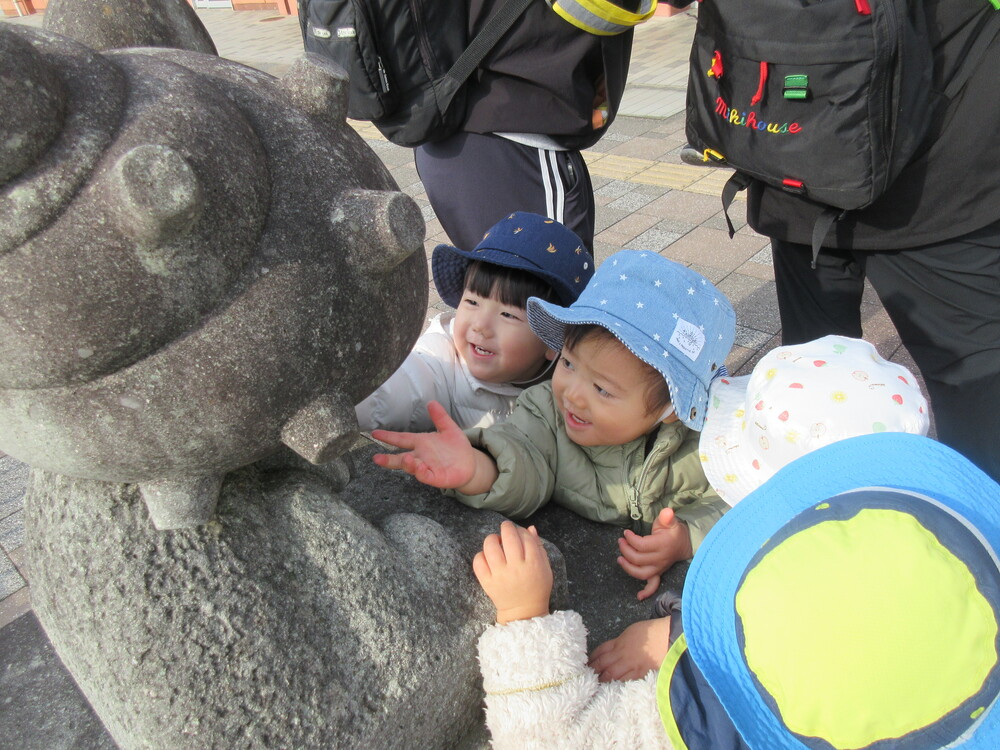 らとちゃんを触っている