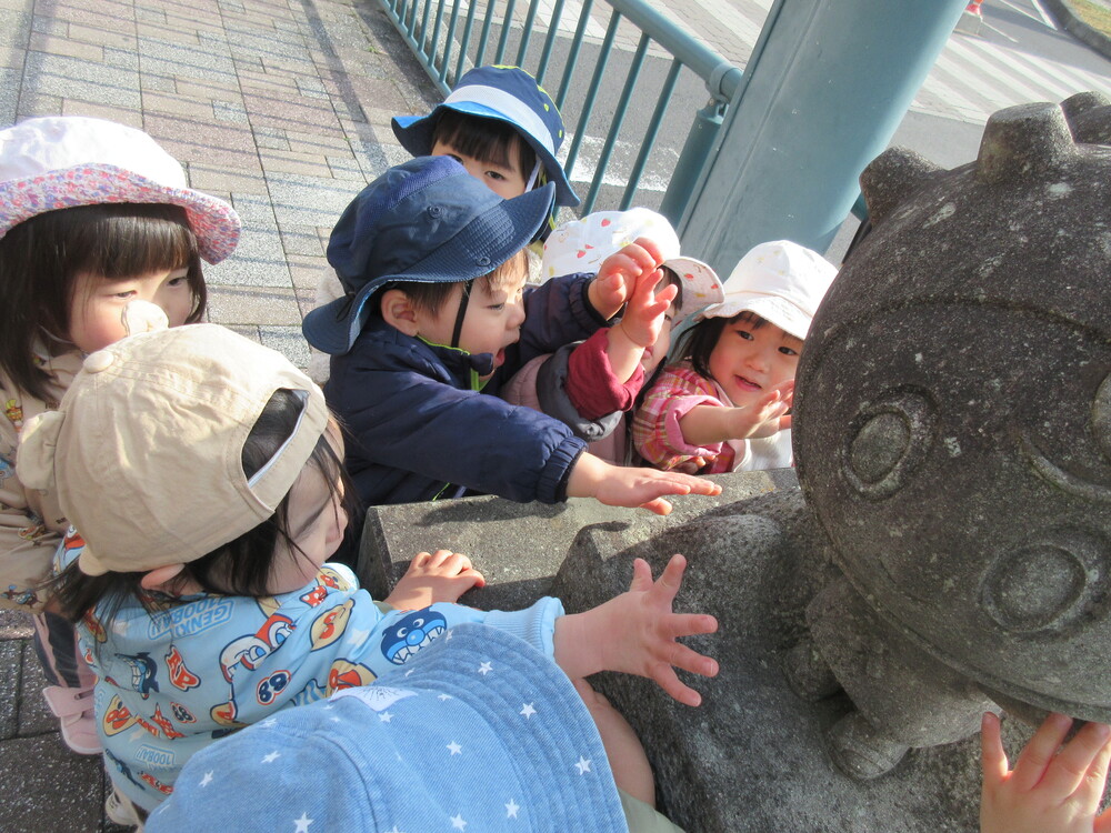 らとちゃんを触っている