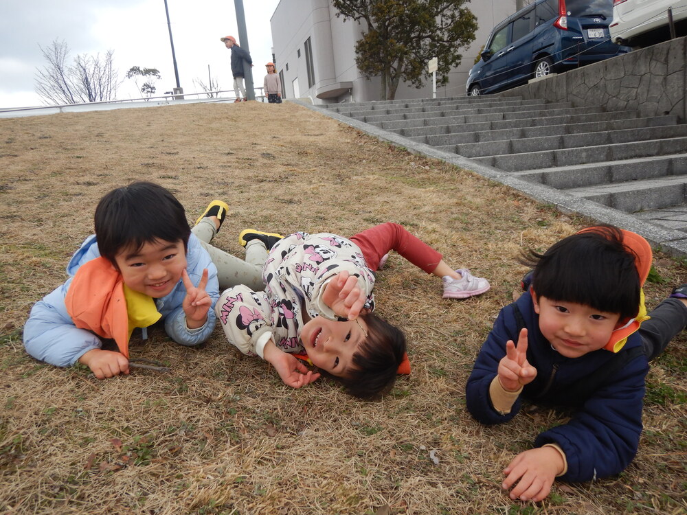 芝生で休憩をする様子