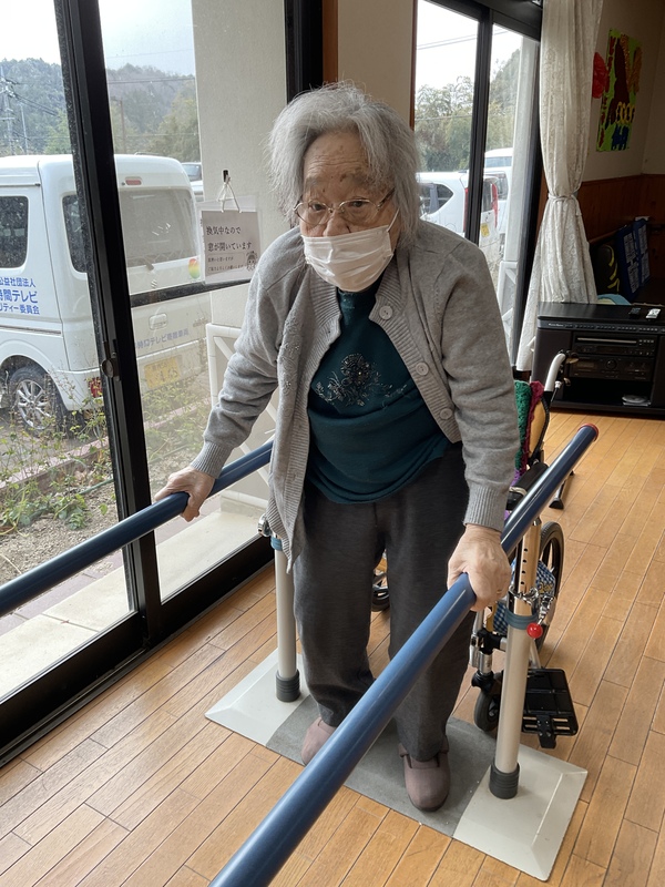 起立、平行棒内歩行をされています
