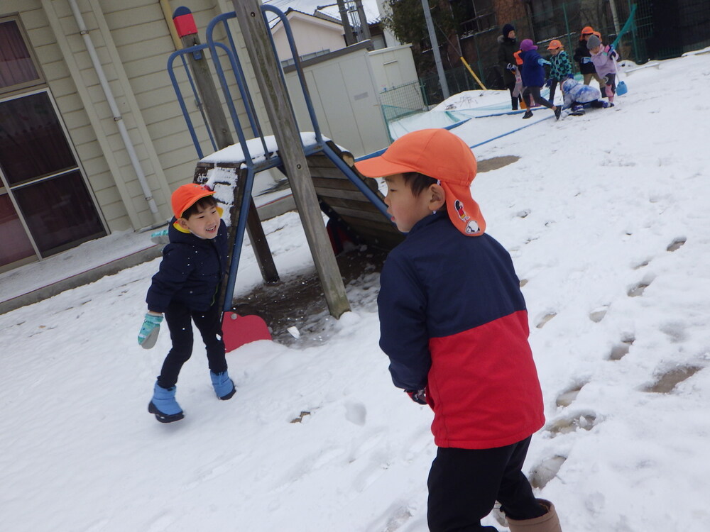 雪遊びの様子 (2)
