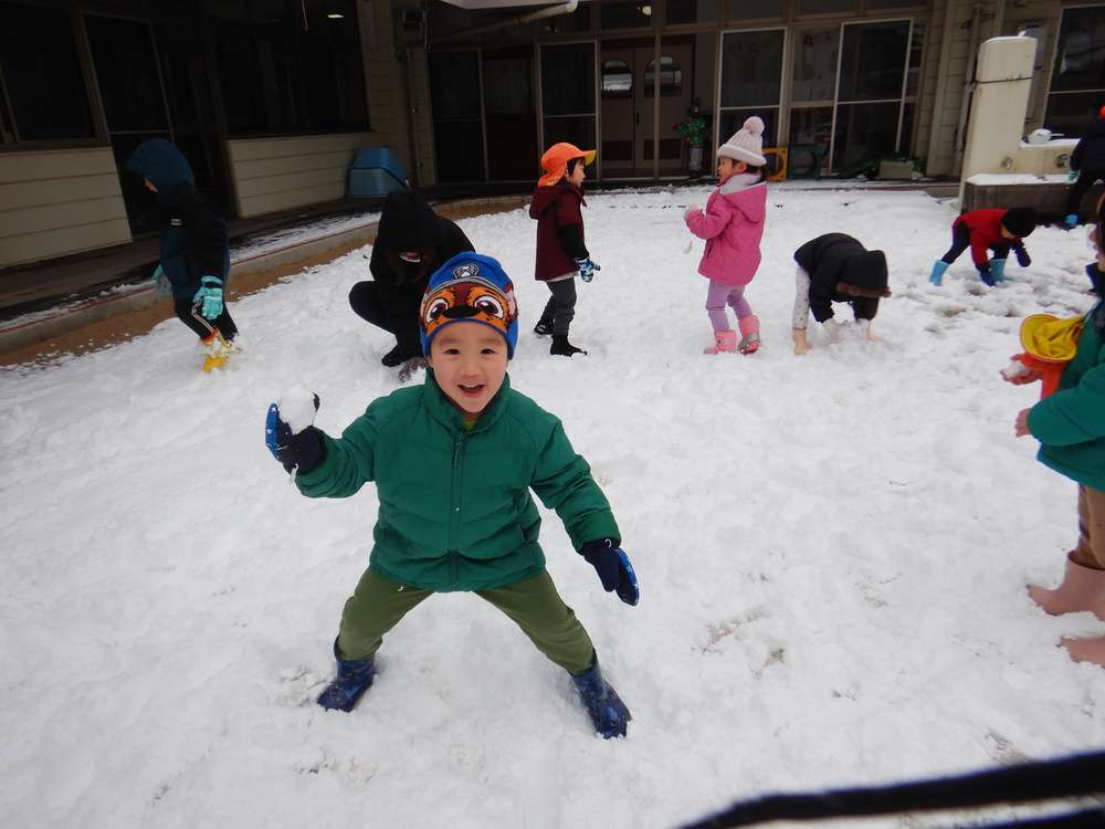 雪遊びをする子ども (2)
