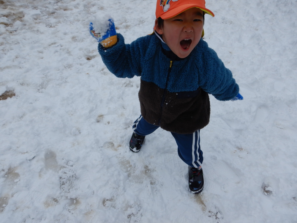 雪遊びをする子ども (3)