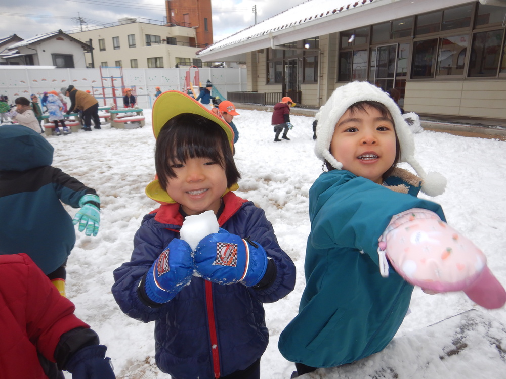 雪遊びをする子ども (4)