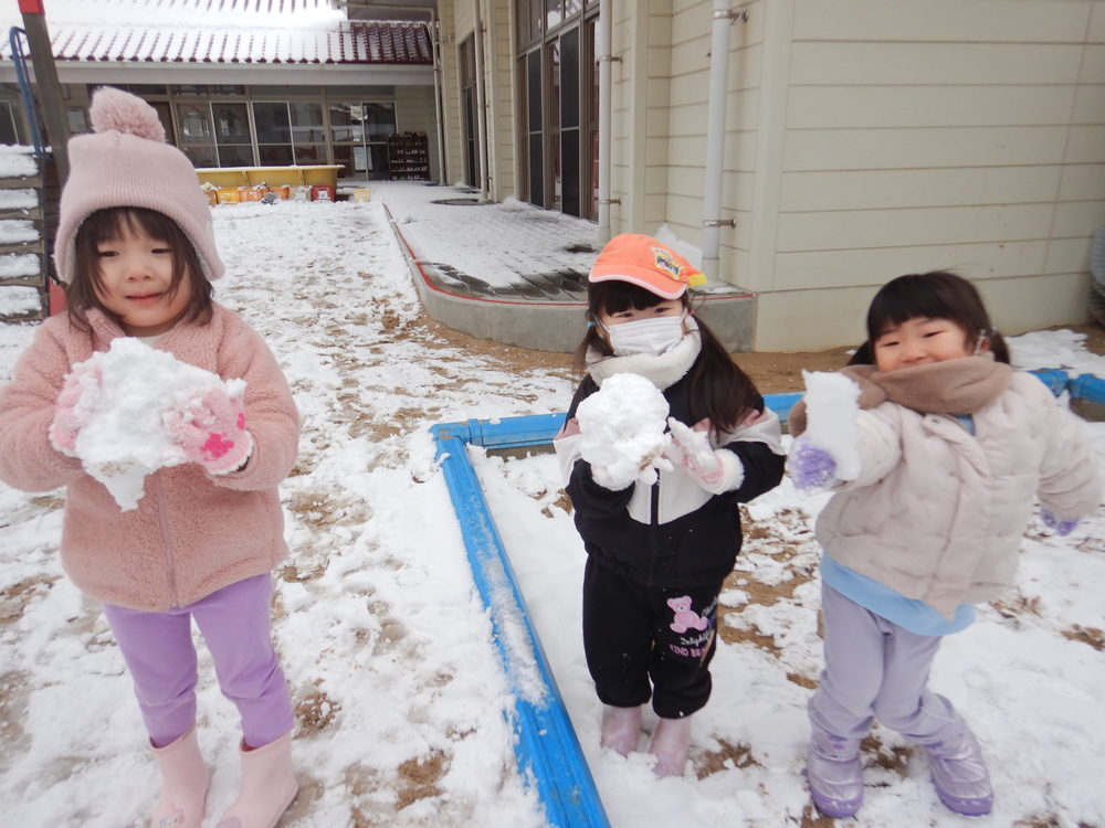 雪遊びをする子ども (6)