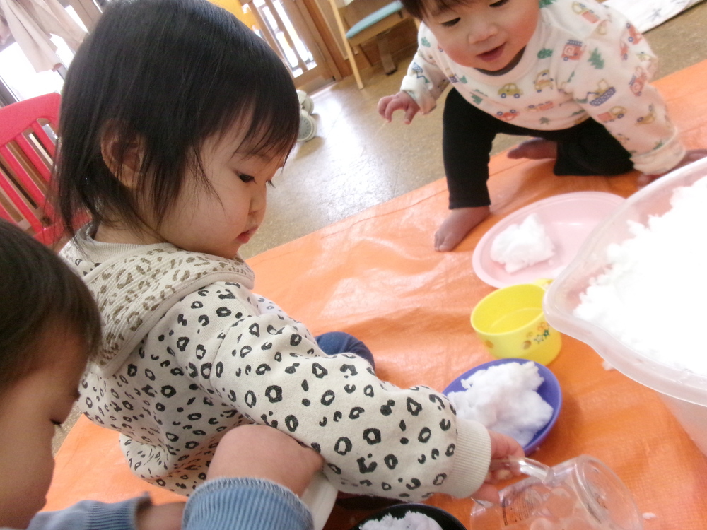 雪遊びの様子 (2)