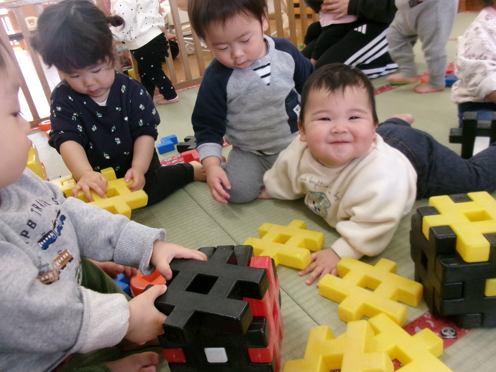 ブロック遊びをする様子