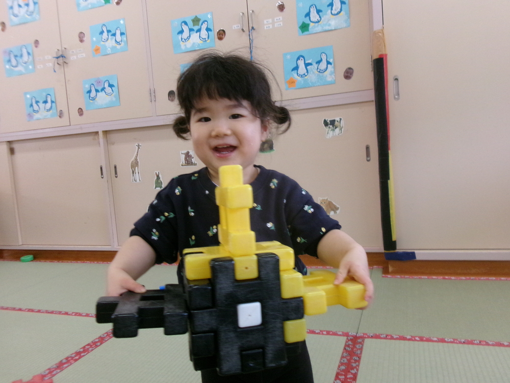 ブロック遊びをする様子 (2)