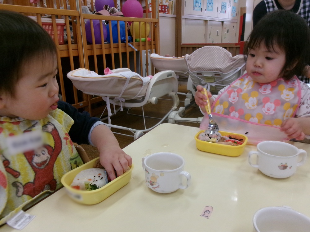 お弁当を食べる様子