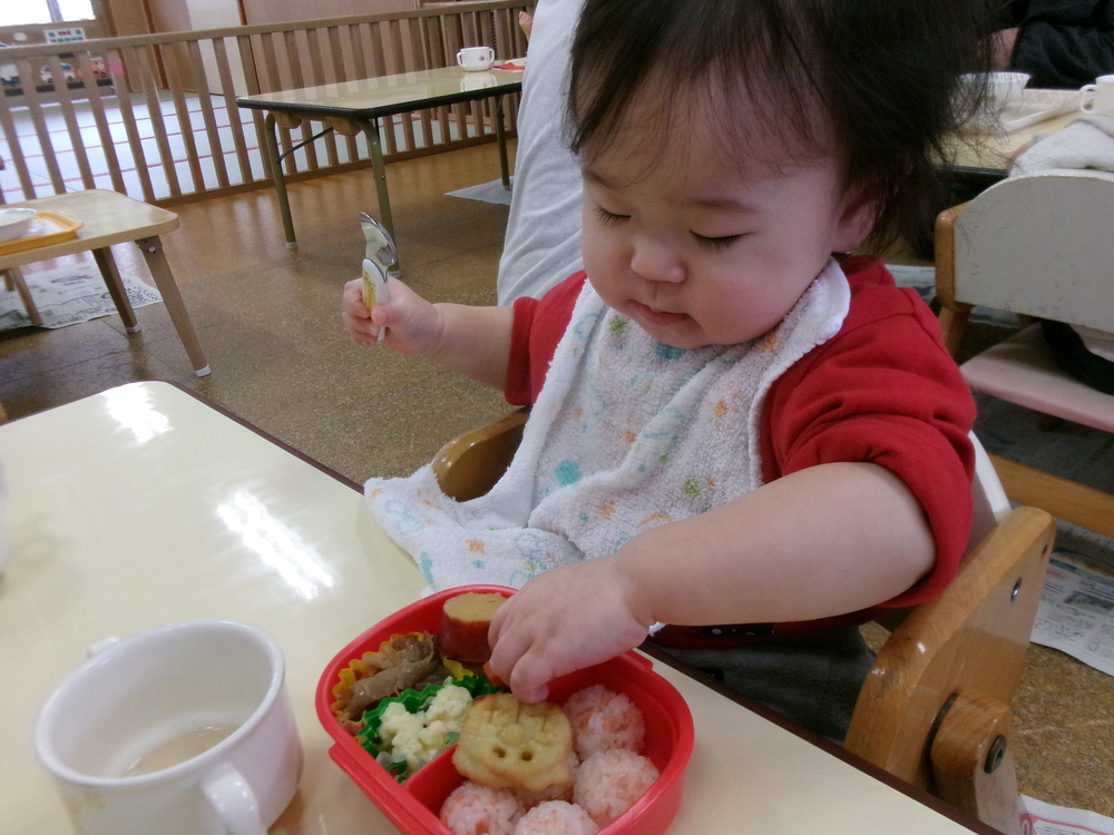 お弁当を食べる様子 (2)