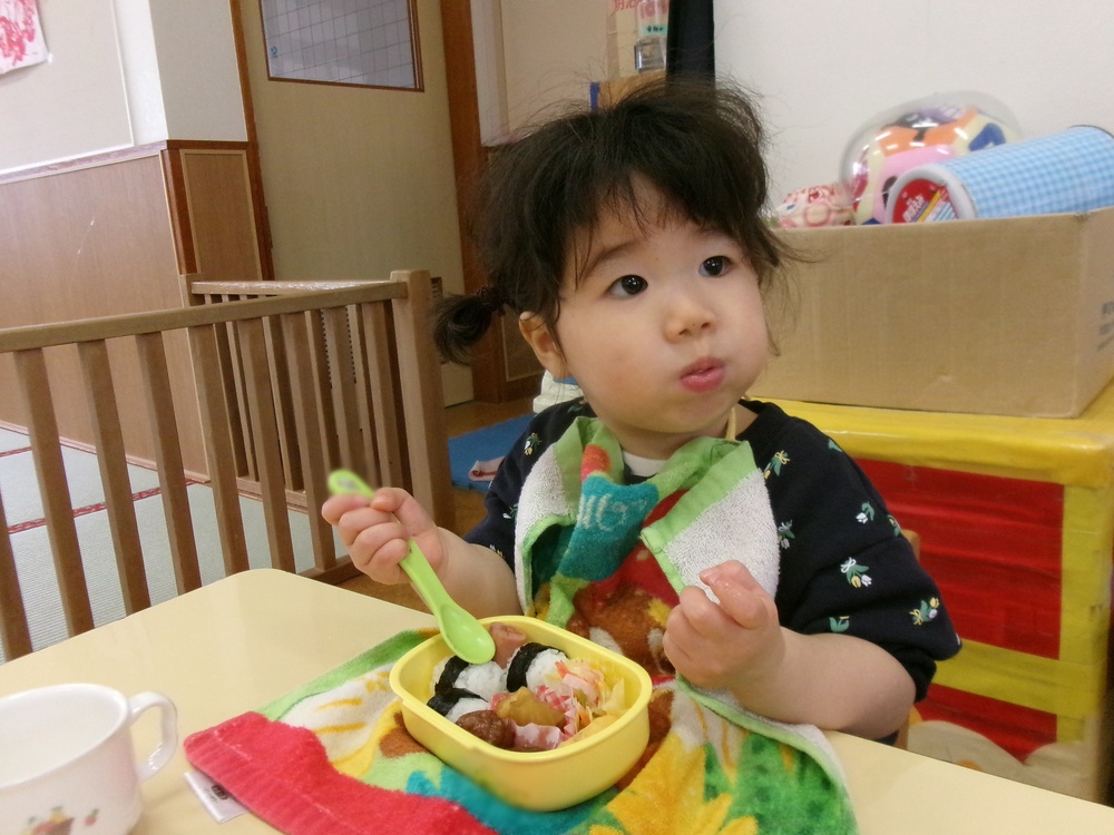 お弁当を食べる様子 (3)