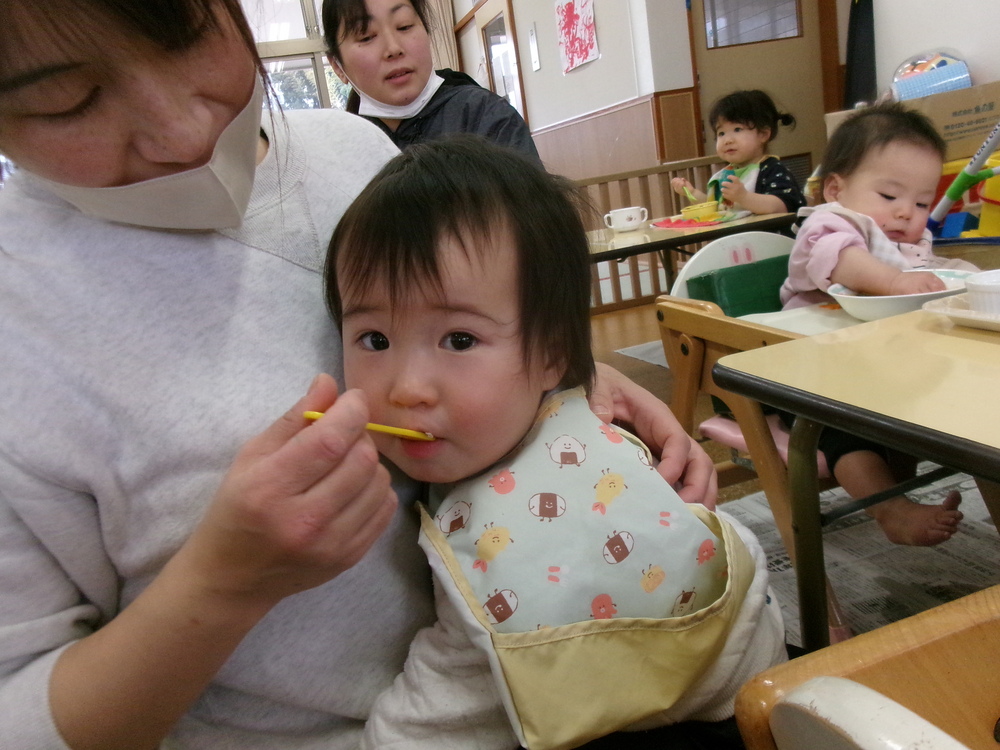 お弁当を食べる様子 (4)