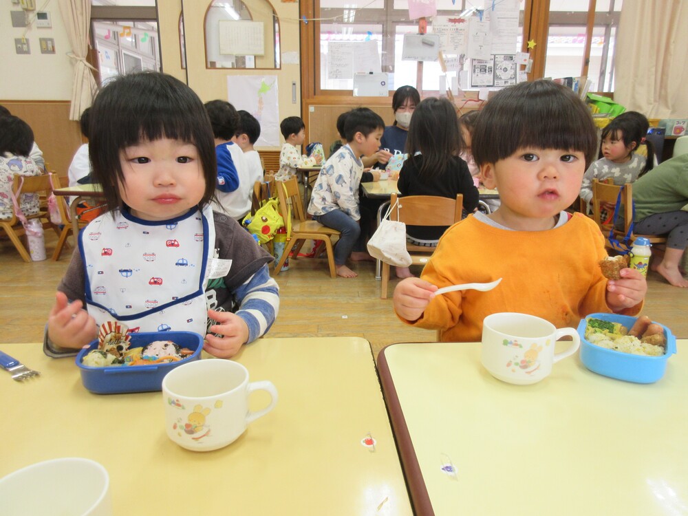 お弁当を食べている