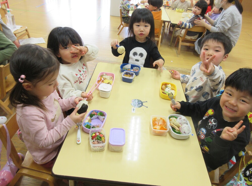 お弁当を食べている