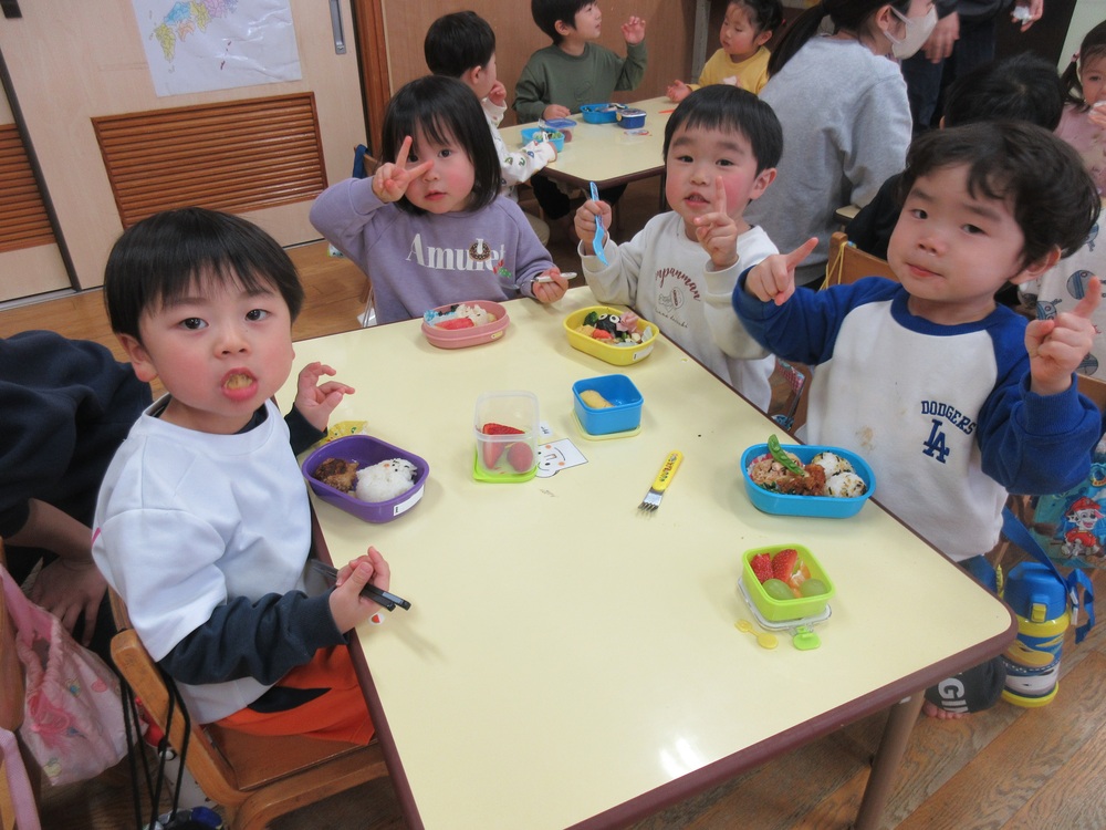 お弁当を食べる様子