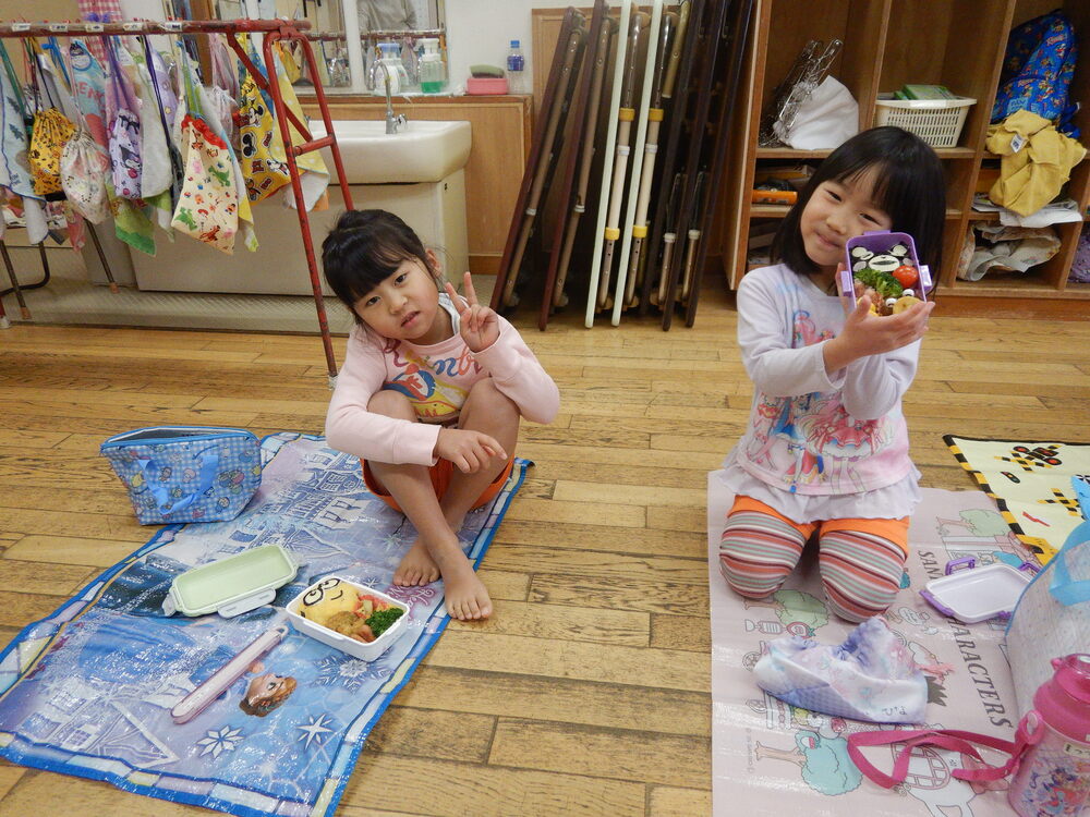 お弁当を食べている様子１