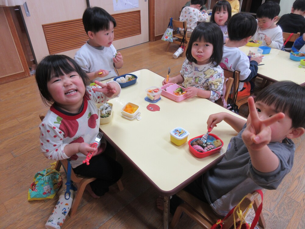 お弁当を食べる様子