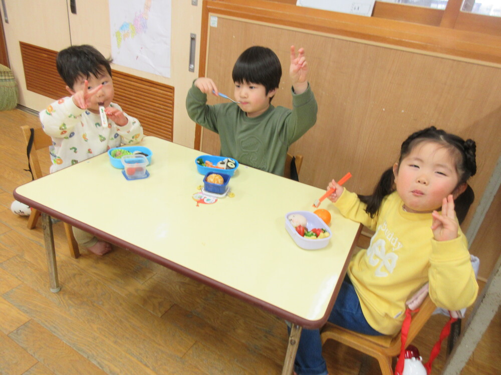 お弁当を食べる様子