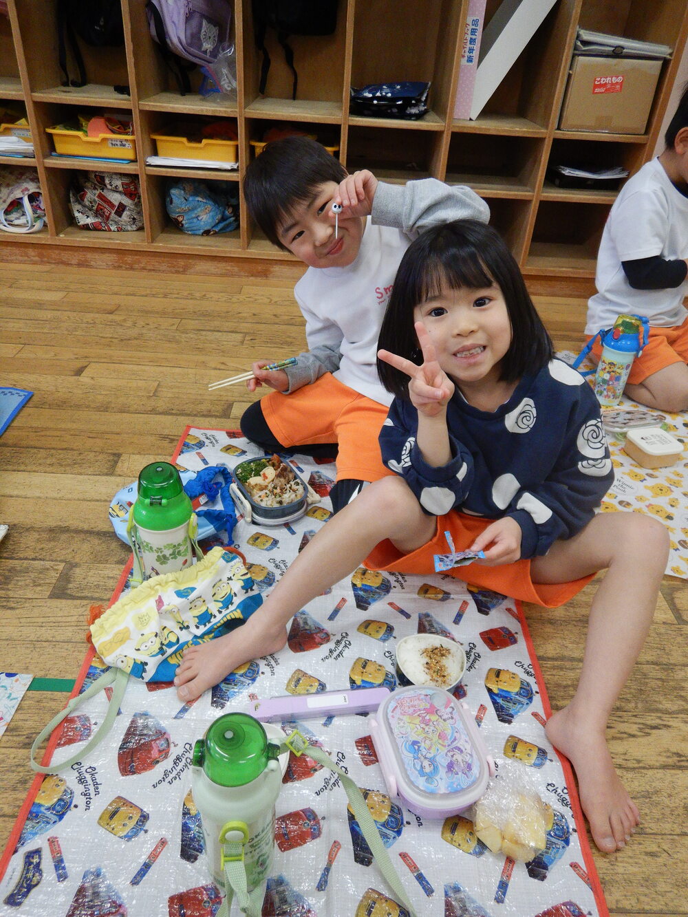 お弁当を食べている様子４