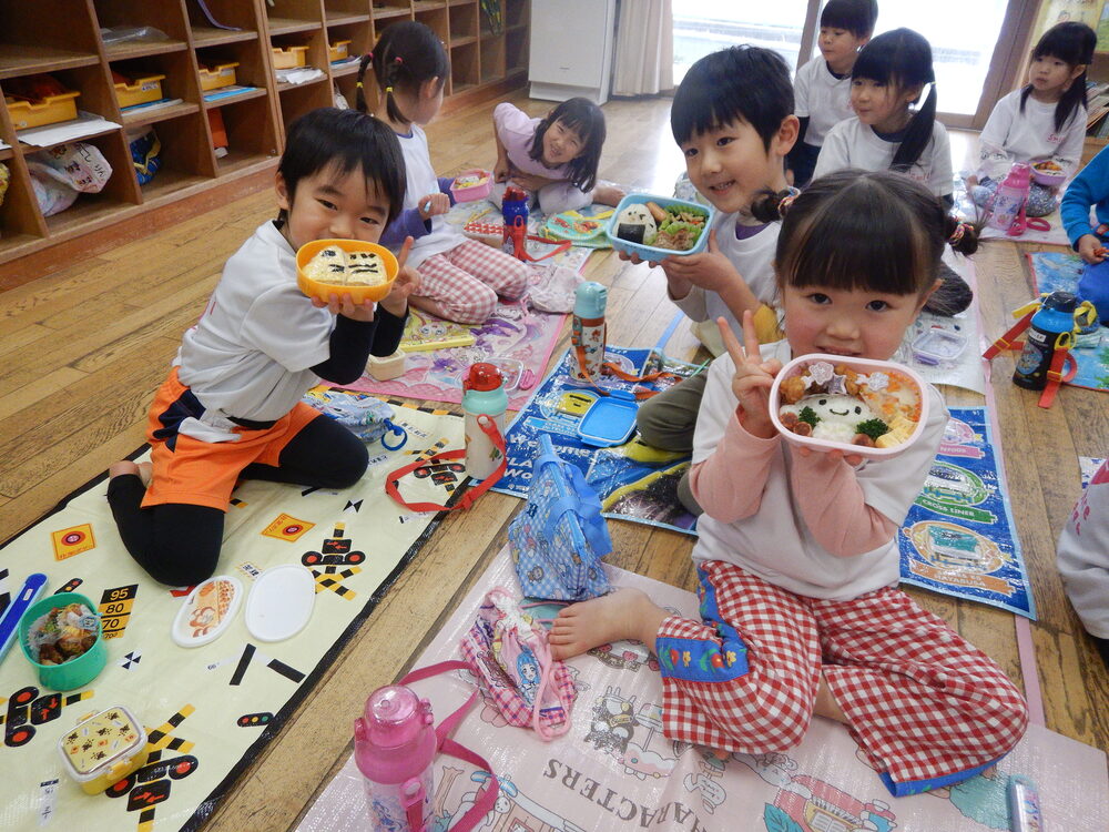 お弁当を食べている様子５