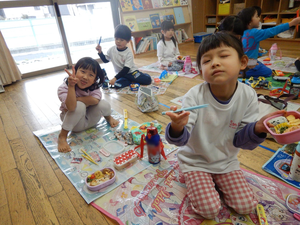 お弁当を食べている様子７