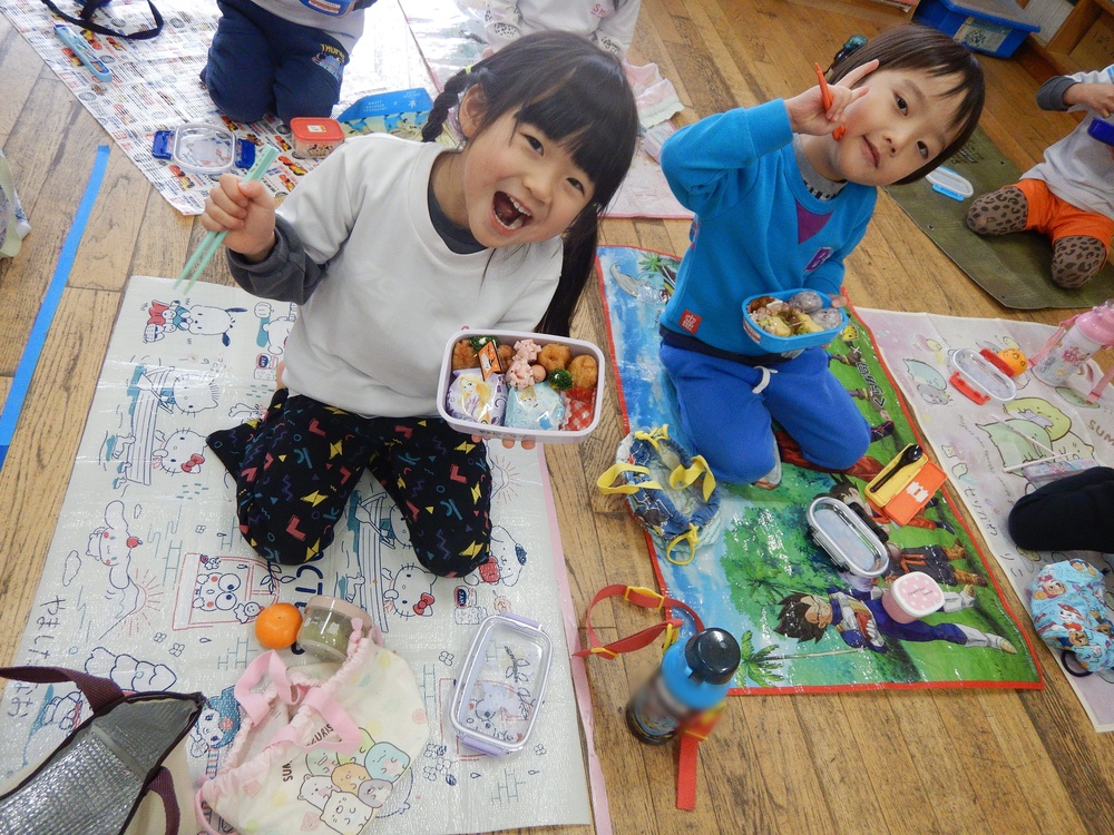 お弁当を食べている様子８