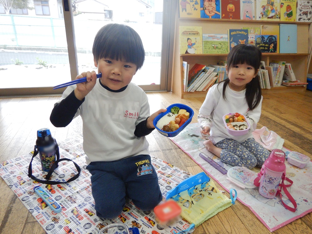 お弁当を食べている様子８