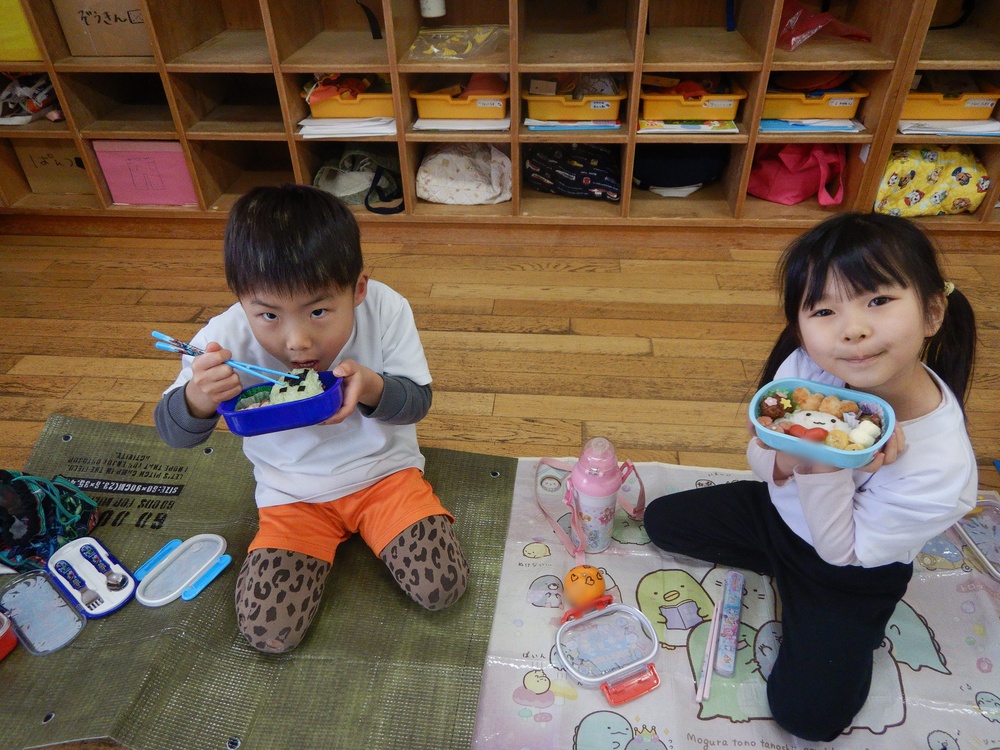 お弁当を食べている様子９