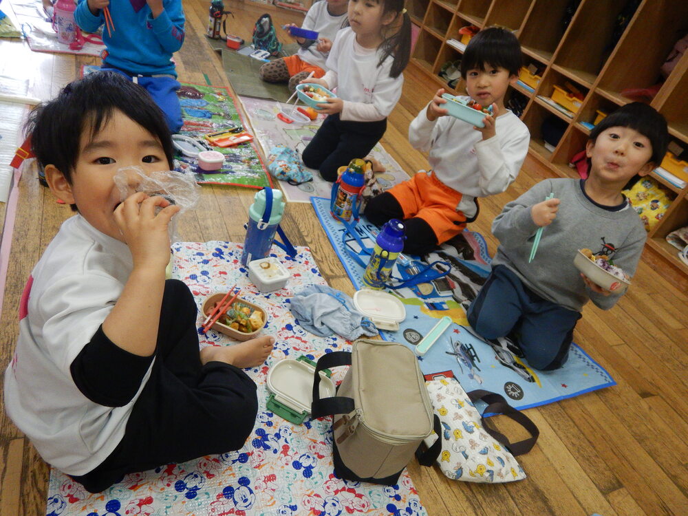 お弁当を食べている様子１０