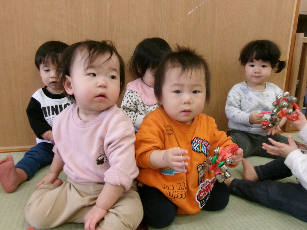 鈴を鳴らしている